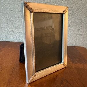 VINTAGE 1997 Silver Leaf Corner Accents Elegant Metal Patina Photo Frame 4x6